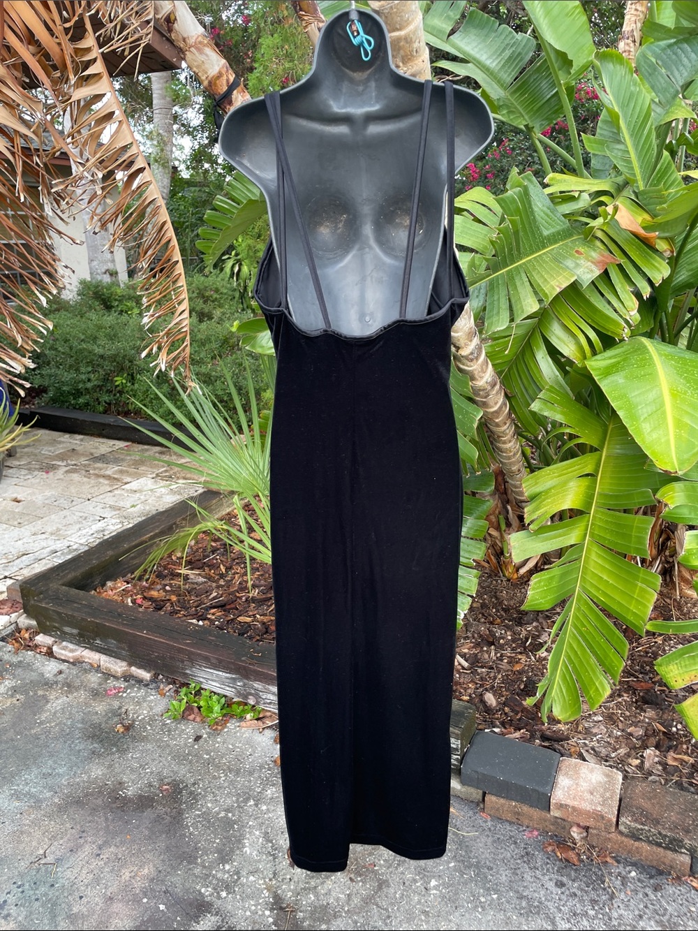 Black velvet slipped dress with side slit - Picture 3 of 9